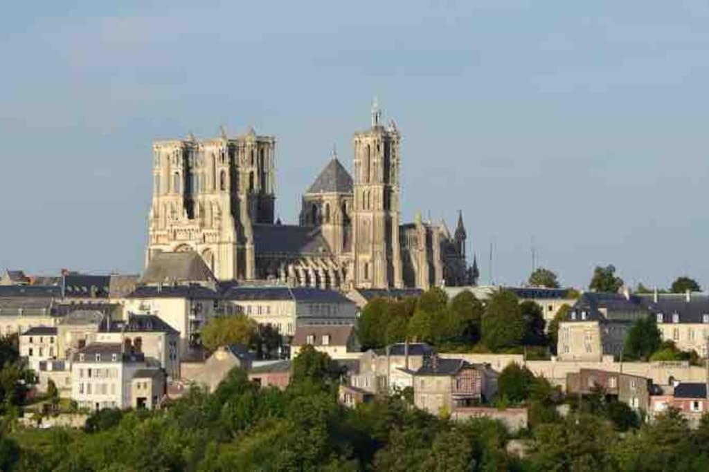 Suite de charme au pied de la cathédrale Laon Exterior foto