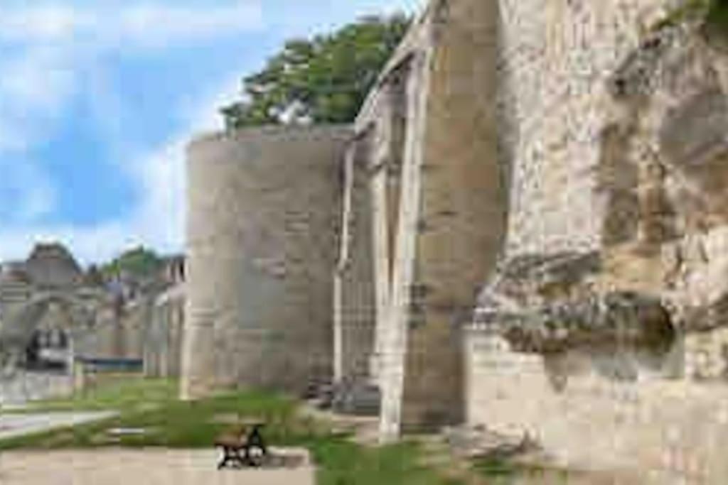 Suite de charme au pied de la cathédrale Laon Exterior foto